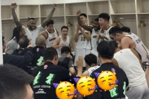 王岚嵚晒辽篮在更衣室的庆祝照：这是团队的力量 