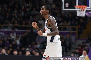 苦苦支撑！萨姆纳半场11中6砍最高16分 罚球3中3