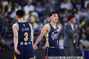铁麻了！广东半场三分球17中1&命中率6% 萨姆纳命中唯一进球