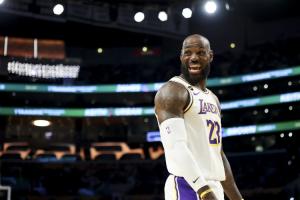 又见纪录！詹姆斯常规赛总篮板数突破12000大关 NBA历史第23人