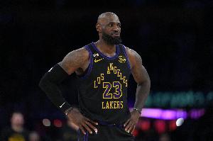 略显疲态！詹姆斯上半场仅出手4次 4投2中得到4分3板2助3断